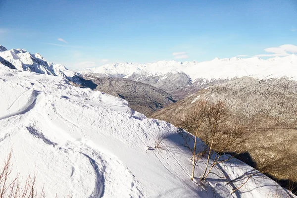 Esquiadores e snowboarders passeio nas encostas da montanha da estação de esqui férias de inverno viagens — Fotografia de Stock