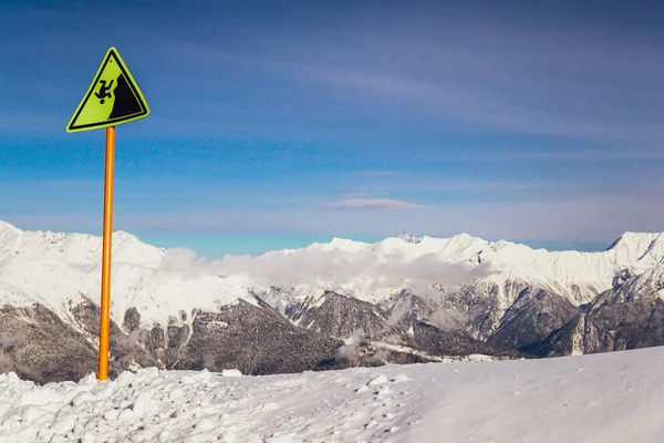 Segnale di avvertimento sul precipizio della stazione sciistica neve inverno — Foto Stock