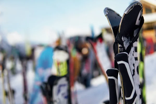 Esquís y tablas de snowboard en el fondo de las vacaciones de la estación de esquí — Foto de Stock