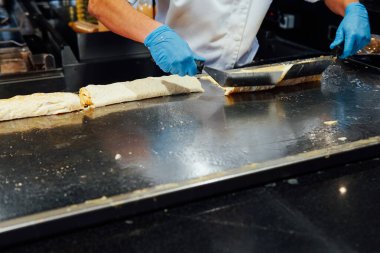 Restoranın mutfağında yumurta sarısı proteini var.