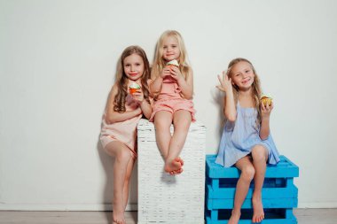 Üç güzel genç kızlar ve tatlı lolipop şeker