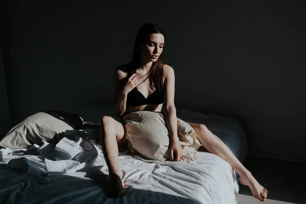 朝のベッドの上の寝室で下着で美しい女性 — ストック写真