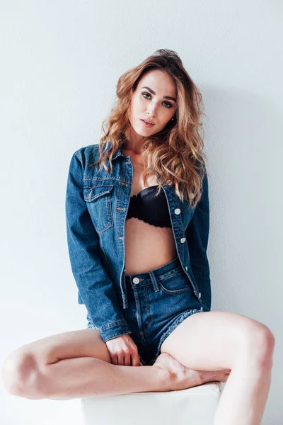 Portrait d'une belle femme à la mode dans une veste en denim et un short — Photo