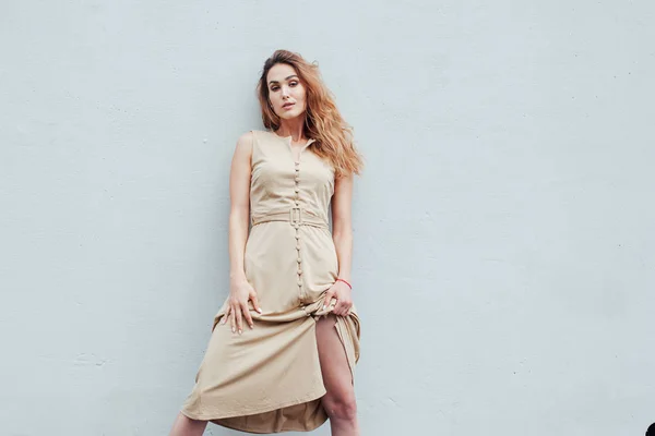 Ritratto di una bella donna alla moda in un vestito elegante beige — Foto Stock
