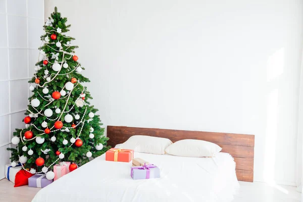 Weihnachtsbaum mit Geschenken, Lichtergirlanden Neujahr Winter — Stockfoto
