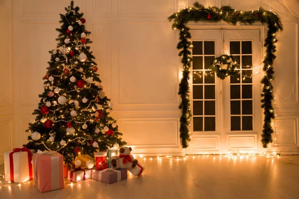 Árbol de Navidad con regalos, Guirnalda luces año nuevo vacaciones de invierno — Foto de Stock