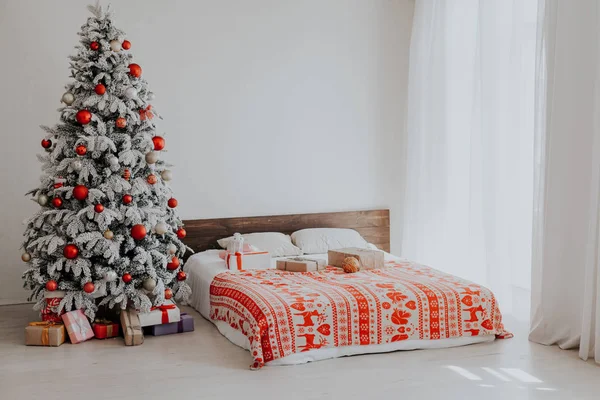 Huis kerstboom met slingers van de lichten Nieuwjaar witte winter — Stockfoto