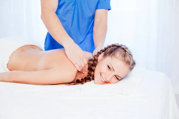 Der Arzt macht eine Rückenmassage und Körper Mädchen Wellness-Behandlungen — Stockfoto