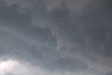 koyu gri bulutlar yağmur önce kötü hava