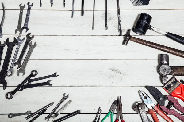 Bouwhamers schroevendraaier reparatie tool tangen op het bord — Stockfoto