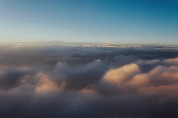 Awan saat matahari terbenam dari pesawat iljuminatora langit matahari perjalanan — Stok Foto