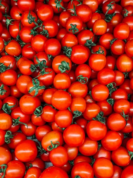 Viele rote reife Tomaten zum Essen wie ein Hintergrund — Stockfoto