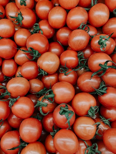 Arkaplan gibi yemek için bir sürü kırmızı olgun domates. — Stok fotoğraf