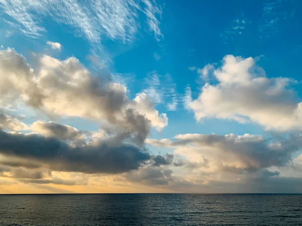 Paisaje del horizonte marino con cielo con nubes al atardecer — Foto de Stock