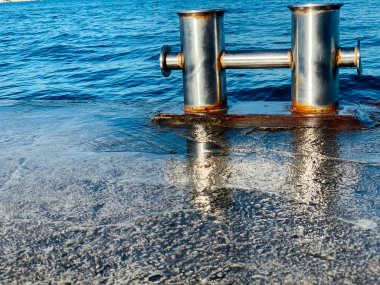 Gemiyi iskeleye bağlamak için diz çökün.