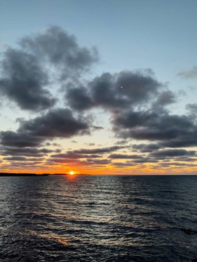 Güneşli ve bulutlu güzel gün batımı deniz manzarası