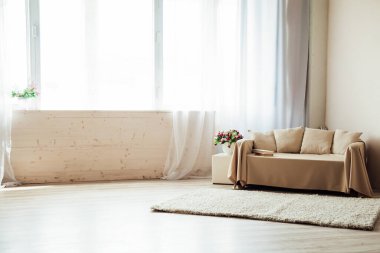 Kanepesi ve penceresi olan bir fotoğraf stüdyosu