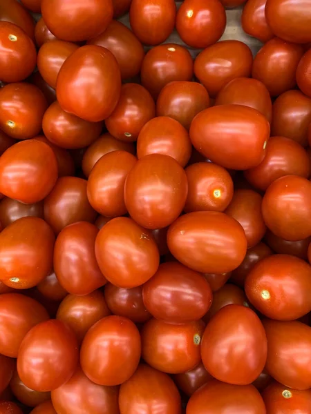 뒤에서 것처럼 맛있는 토마토를 먹습니다 — 스톡 사진