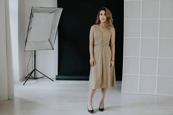 Retrato de una hermosa mujer de moda en un vestido gris en un paseo —  Fotos de Stock