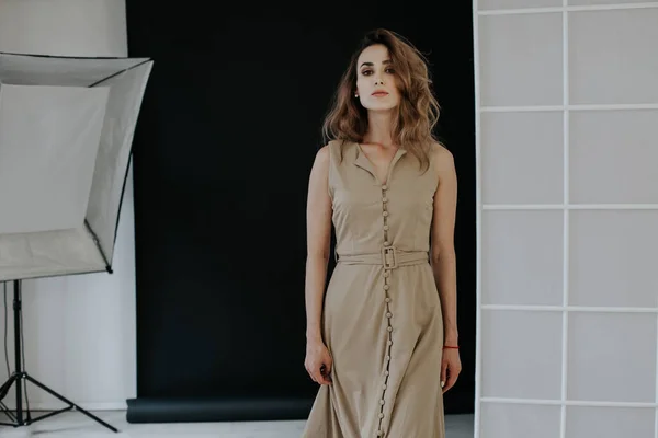 Retrato de uma bela mulher na moda em um vestido cinza em um passeio — Fotografia de Stock