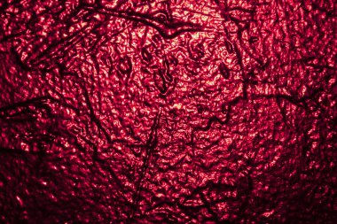 Stüdyoda kırmızı desenli duvar