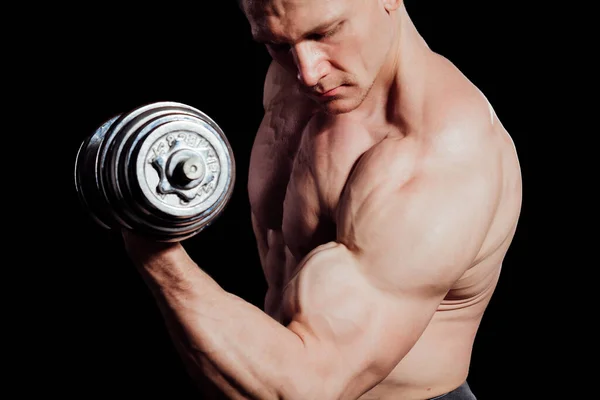 Erkek vücut geliştirmeci dumbbells güç egzersiz ile — Stok fotoğraf