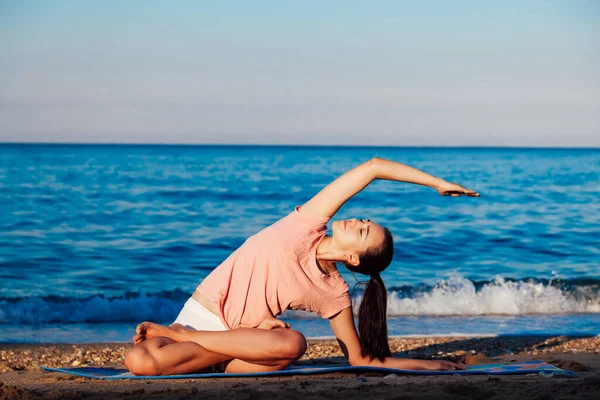Meisje gaat met Yoga op het strand — Stockfoto