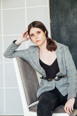 İş elbisesi içindeki güzel ve şık bir kadının portresi.