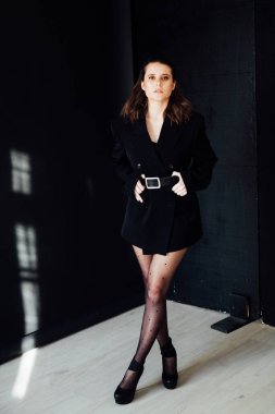 Güzel, modaya uygun esmer bir giysinin portresi.