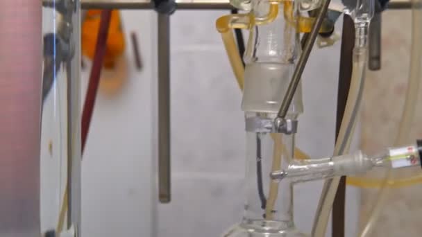 Ausrüstung für chemische Experimente mit Flüssigkeiten im Labor — Stockvideo