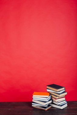 kırmızı arka planda sınavlara hazırlanmayı öğrenmek için birçok eğitici kitap
