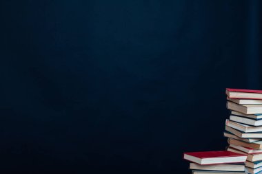 kolej sınavlarına hazırlanmak için siyah arkaplan üzerine birçok eğitici kitap