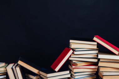 kolej sınavlarına hazırlanmak için siyah arkaplan üzerine birçok eğitici kitap