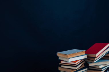 kolej sınavlarına hazırlanmak için siyah arkaplan üzerine birçok eğitici kitap
