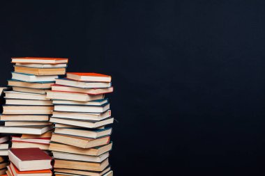 kolej sınavlarına hazırlanmak için siyah arkaplan üzerine birçok eğitici kitap