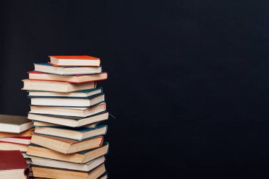 kolej sınavlarına hazırlanmak için siyah arkaplan üzerine birçok eğitici kitap