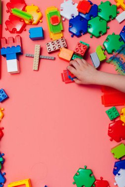 Pembe arka planda çok renkli çocuk oyunu geliştirme oyuncağı tasarımcısı