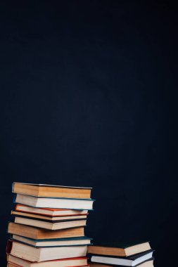 kolej sınavlarına hazırlanmak için siyah arkaplan üzerine birçok eğitici kitap