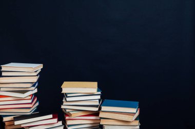 kolej sınavlarına hazırlanmak için siyah arkaplan üzerine birçok eğitici kitap