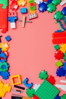 Pembe arka planda çok renkli çocuk oyunu geliştirme oyuncağı tasarımcısı