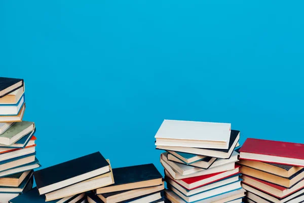 Viele Lehrbücher Zur Lernvorbereitung Auf College Prüfungen Auf Blauem Hintergrund — Stockfoto