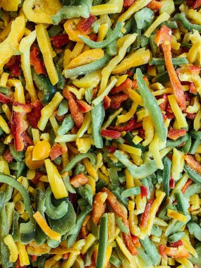 Salata pişirmek için donmuş sebzeler