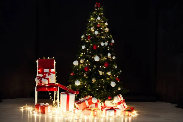 Noel Ağacının Işıkları Siyah Arka Planda Hediyeler — Stok fotoğraf