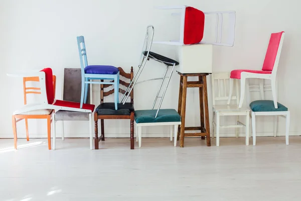 Vele Veelkleurige Stoelen Staan Tegen Muur Van Het Interieur Van — Stockfoto