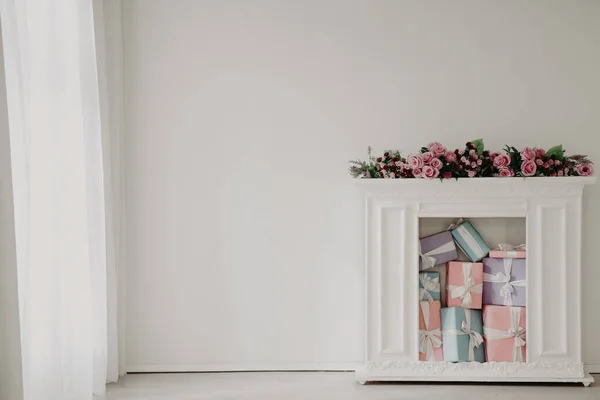 Chimenea Con Flores Regalos Interior Habitación Blanca — Foto de Stock