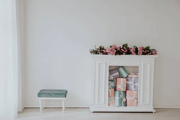 Lareira Com Flores Presentes Interior Sala Branca — Fotografia de Stock
