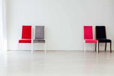 Boş bir odada dört sandalye.