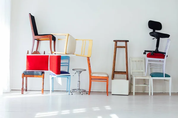 Muitas Cadeiras Multicoloridas Estão Contra Parede Interior Sala Branca — Fotografia de Stock