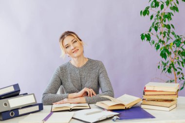 Ofisteki bir masada kitap eğitimi alan bir iş kadını.