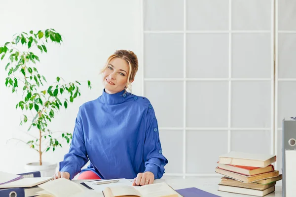 Geschäftsfrau arbeitet an einem Schreibtisch im Büro mit Büchern Schulung — Stockfoto